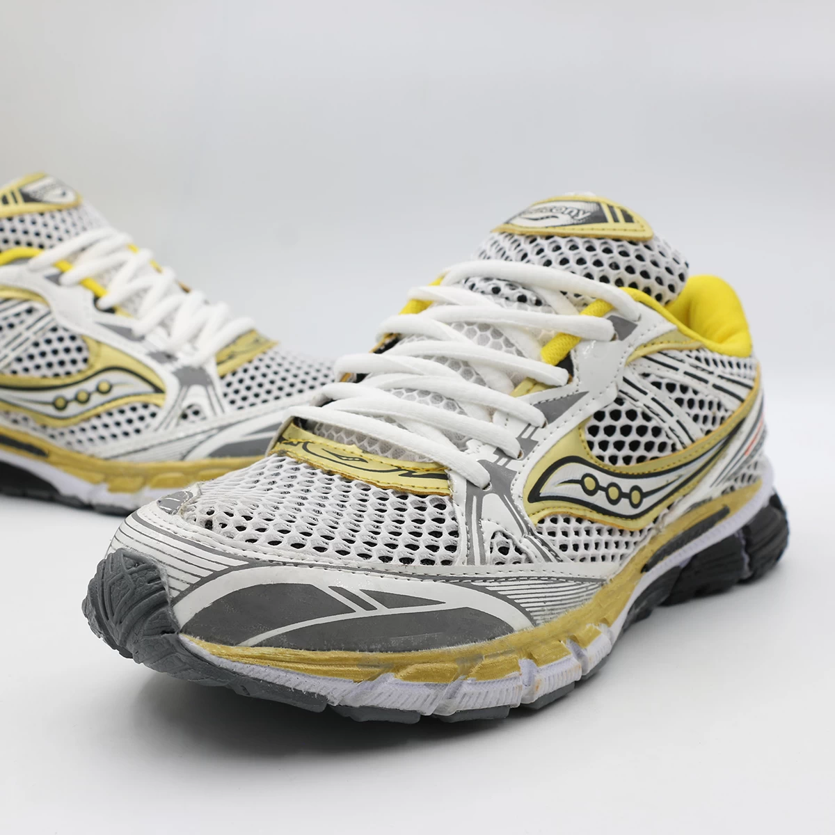 کتانی ساکونی سفید زرد Saucony Guide 5