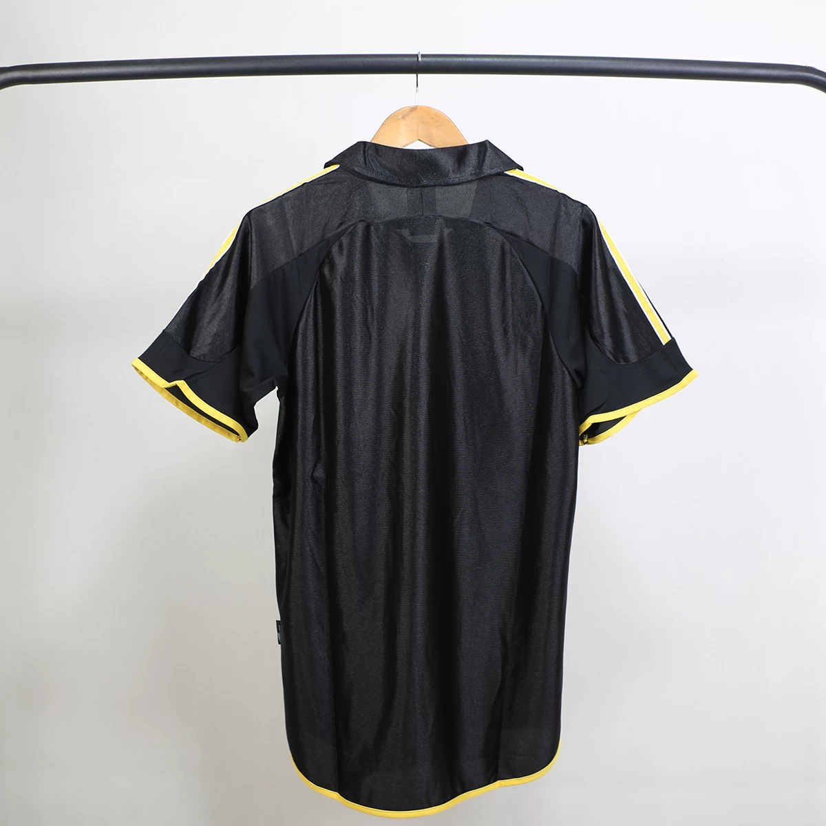 لباس دوم پلیری کلاسیک رئال مادرید Real Madrid Classic 2000 Kit