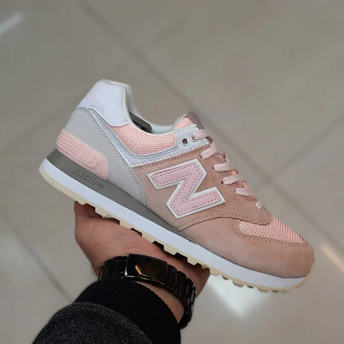 کتانی رانینگ زنانه نیوبالانس طرح اصلی صورتی طوسی New Balance 574 Sneakers Pink Grey