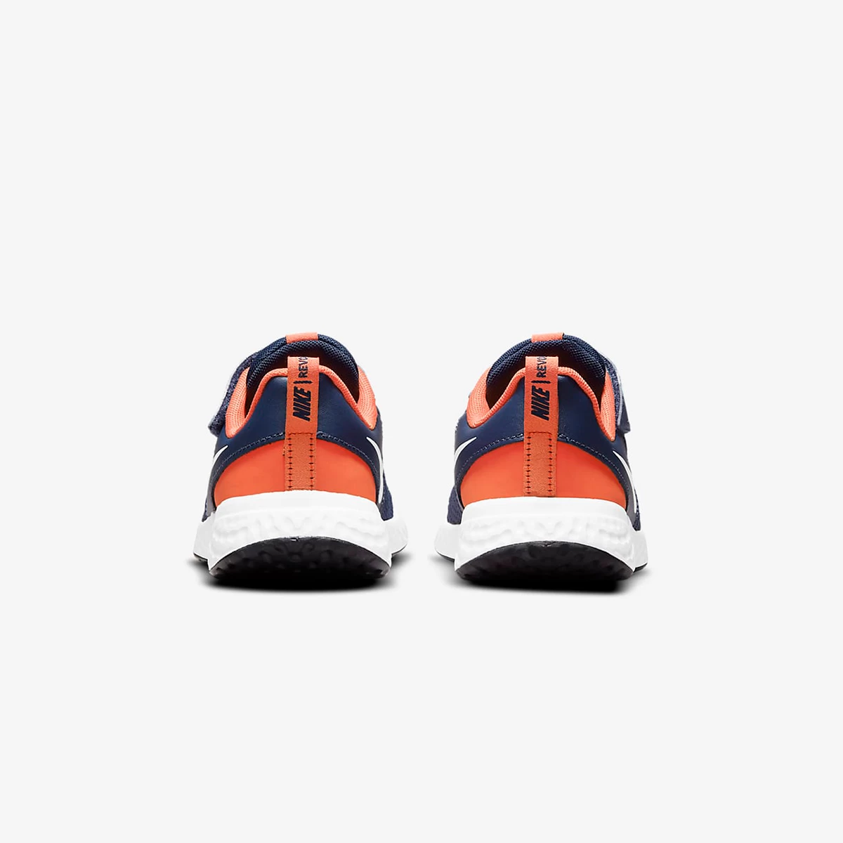 کتانی رانینگ بچه گانه نایک Nike Revolution 5 BQ5672-410