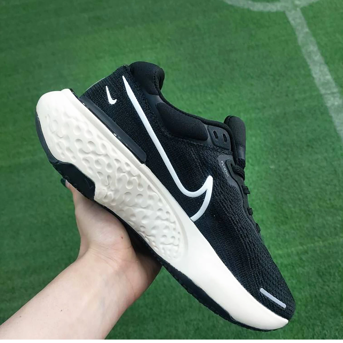 کتانی رانینگ زنانه نایک طرح اصلی Nike Zoom X Black White