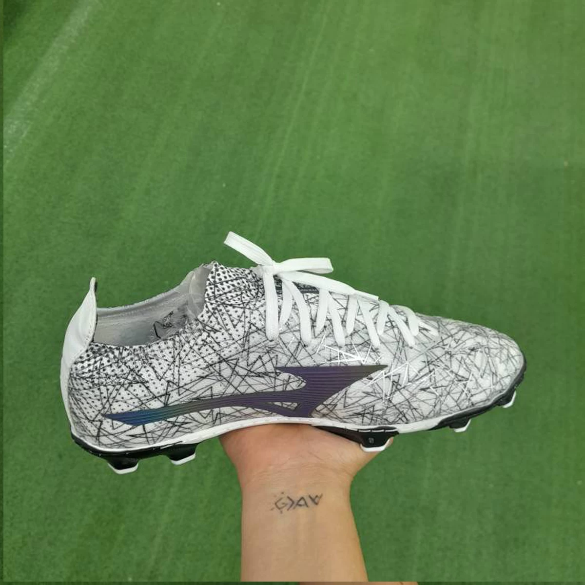 کفش فوتبال میزانو مورلیا طرح اصلی Mizuno Morelia  FG White Black