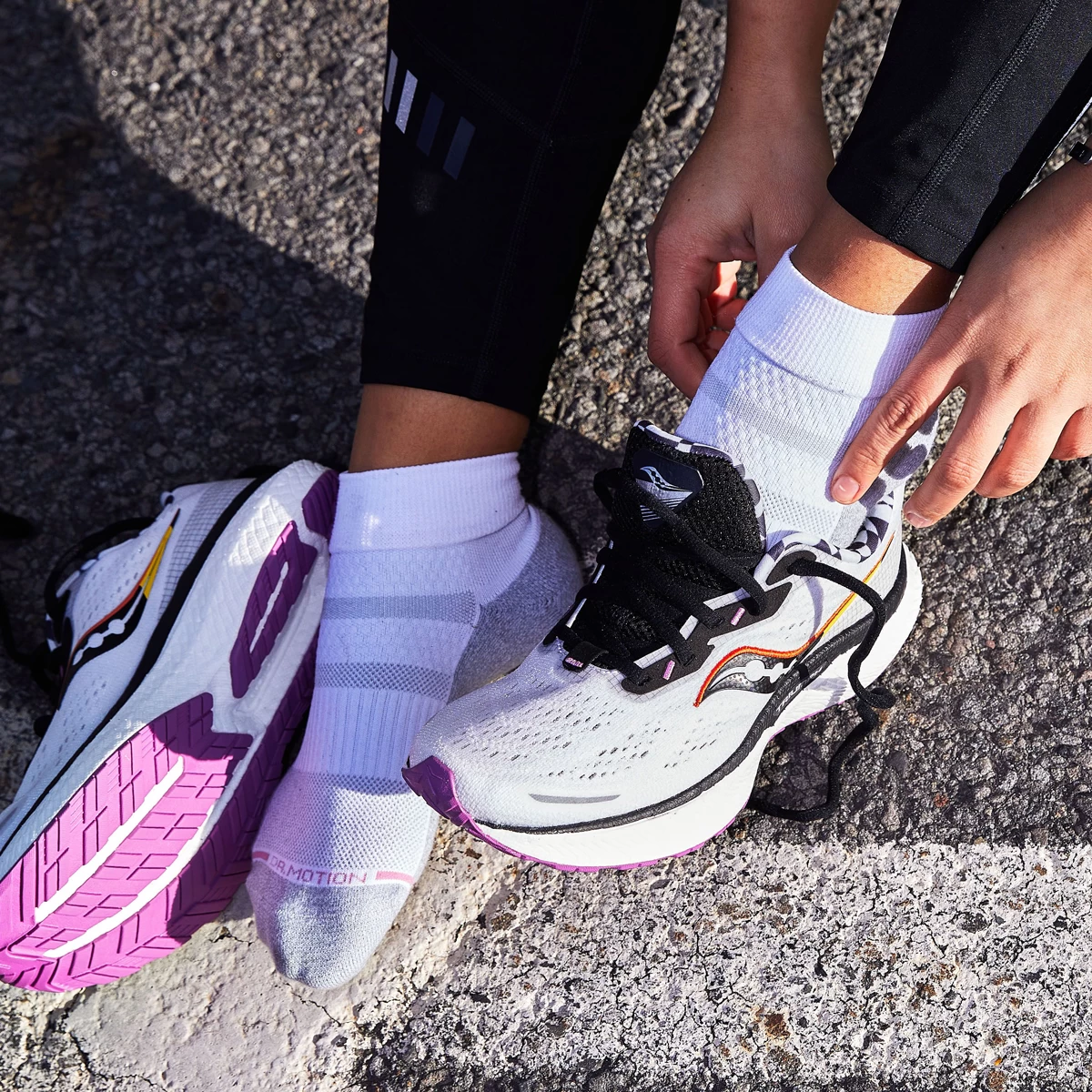 کتانی رانینگ مردانه ساکونی طرح اصلی Saucony Triumph 19 White Purple