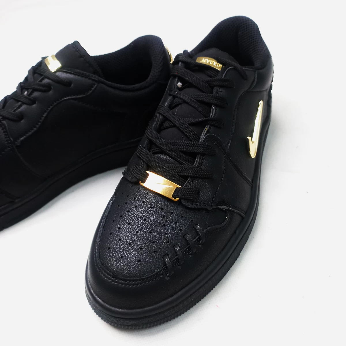 کتانی نایک جردن  Nike Air Jordan 1 Black