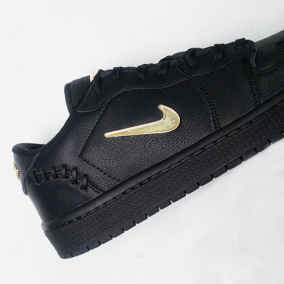 کتانی نایک جردن  Nike Air Jordan 1 Black