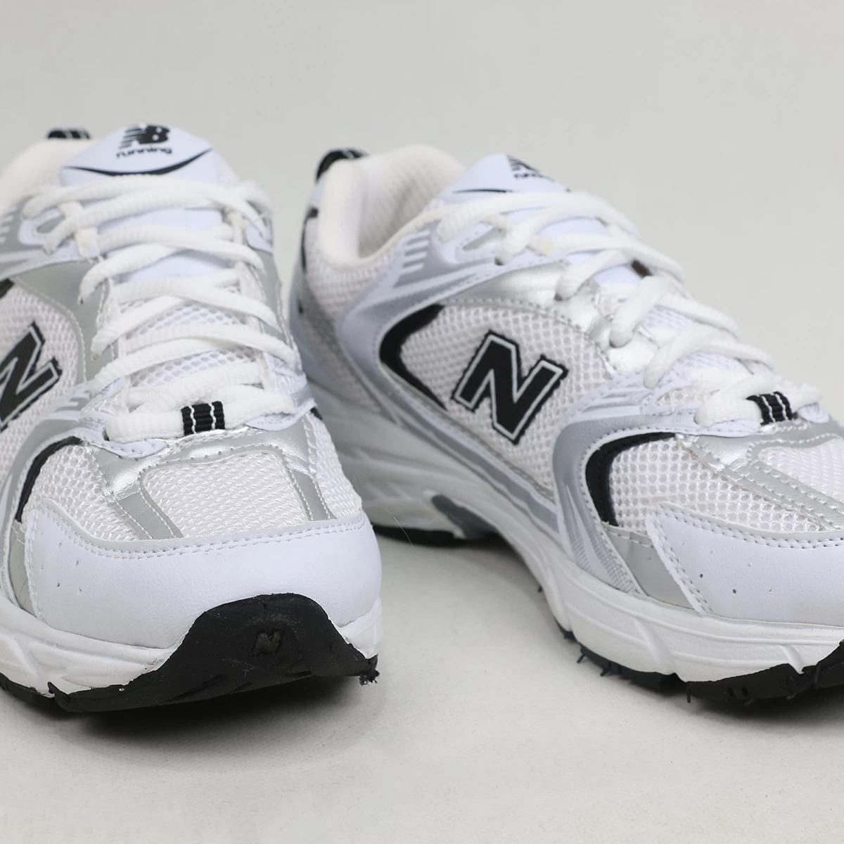 کتانی نیوبالانس سفید مشکی New Balance 530 White