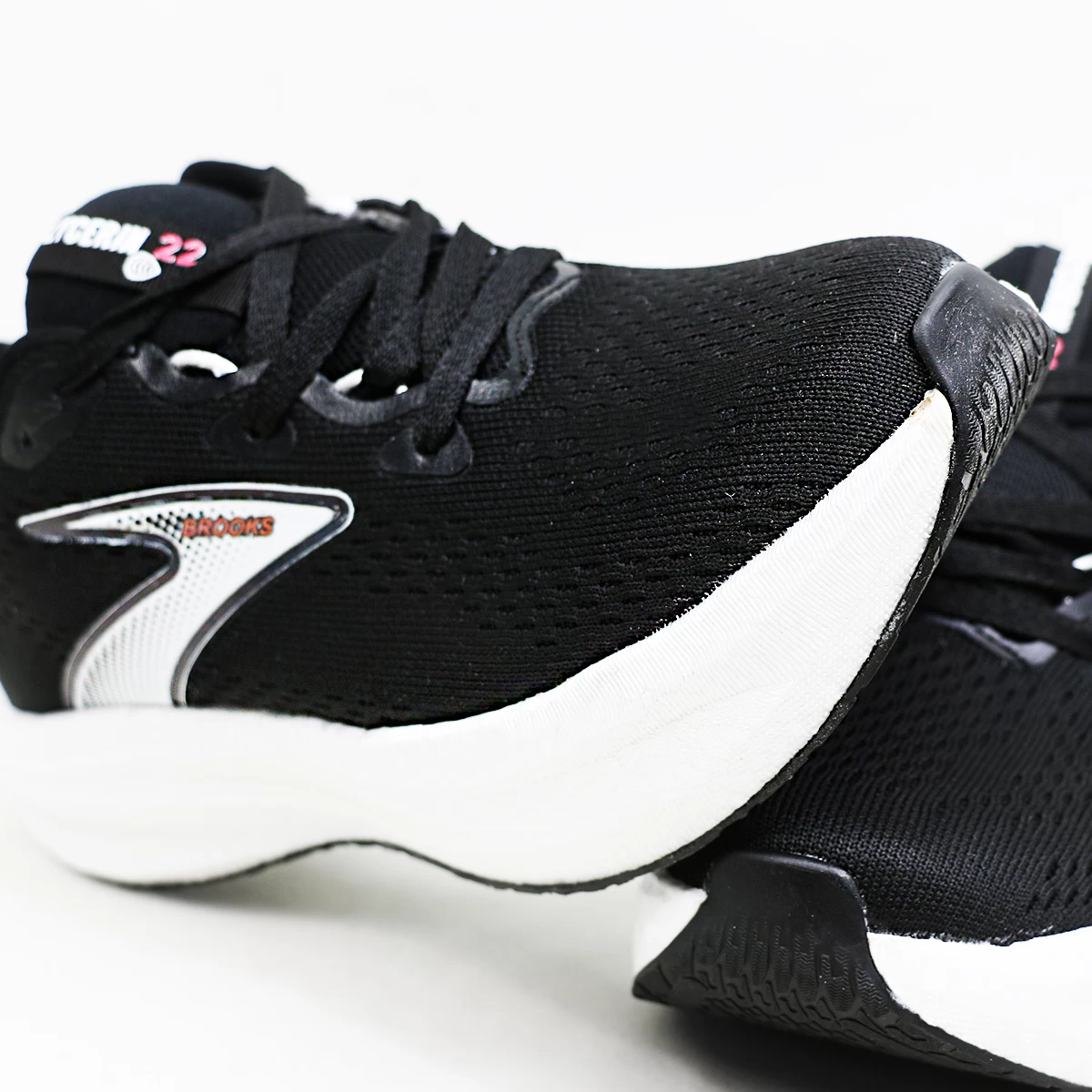 کتانی بروکس مشکی سفید Brooks Black White