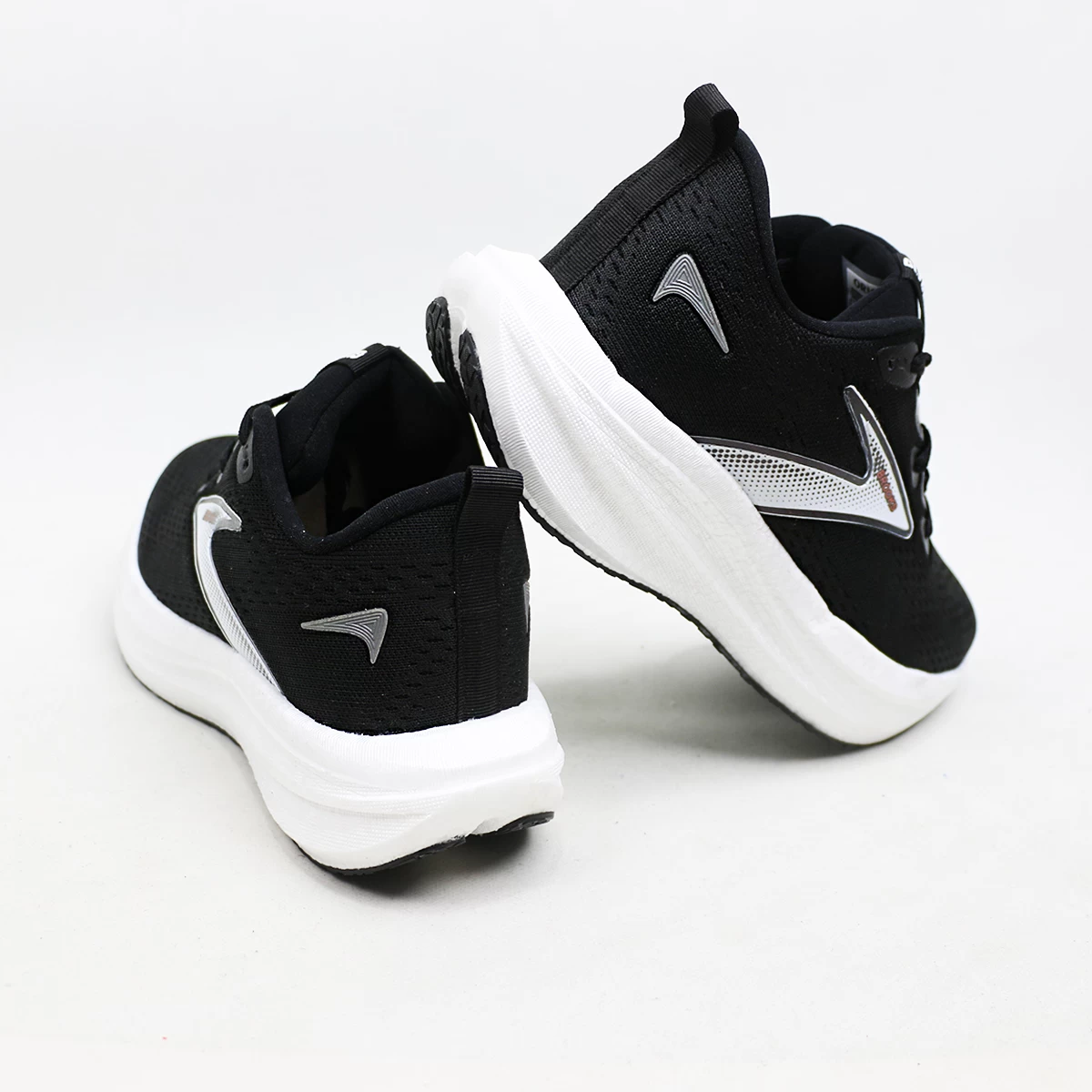 کتانی بروکس مشکی سفید Brooks Black White