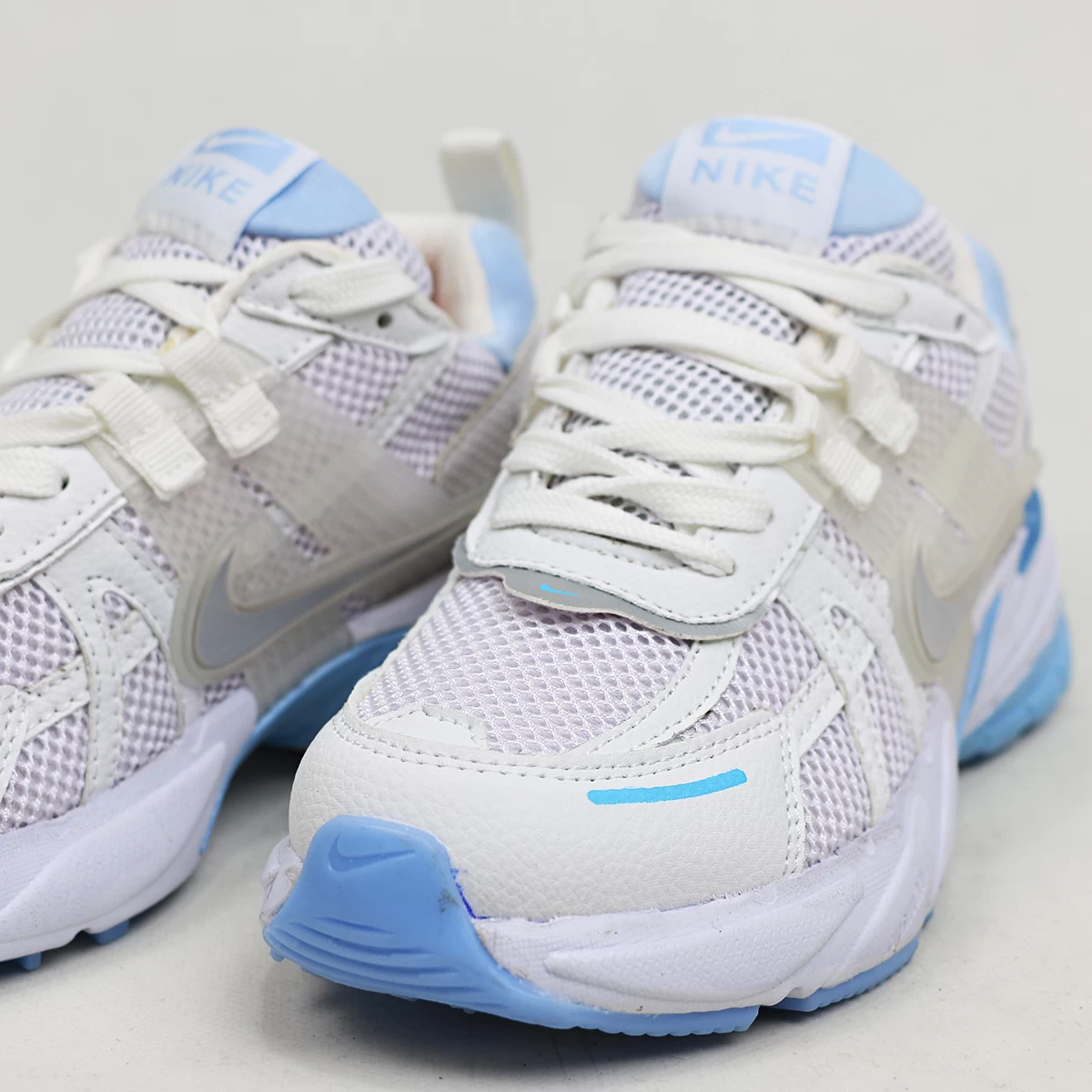 کتانی نایک سفید آبی Nike V2k
