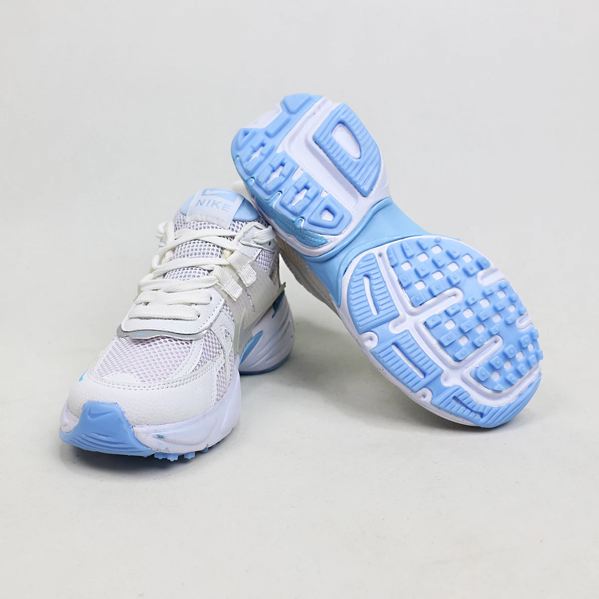 کتانی نایک سفید آبی Nike V2k