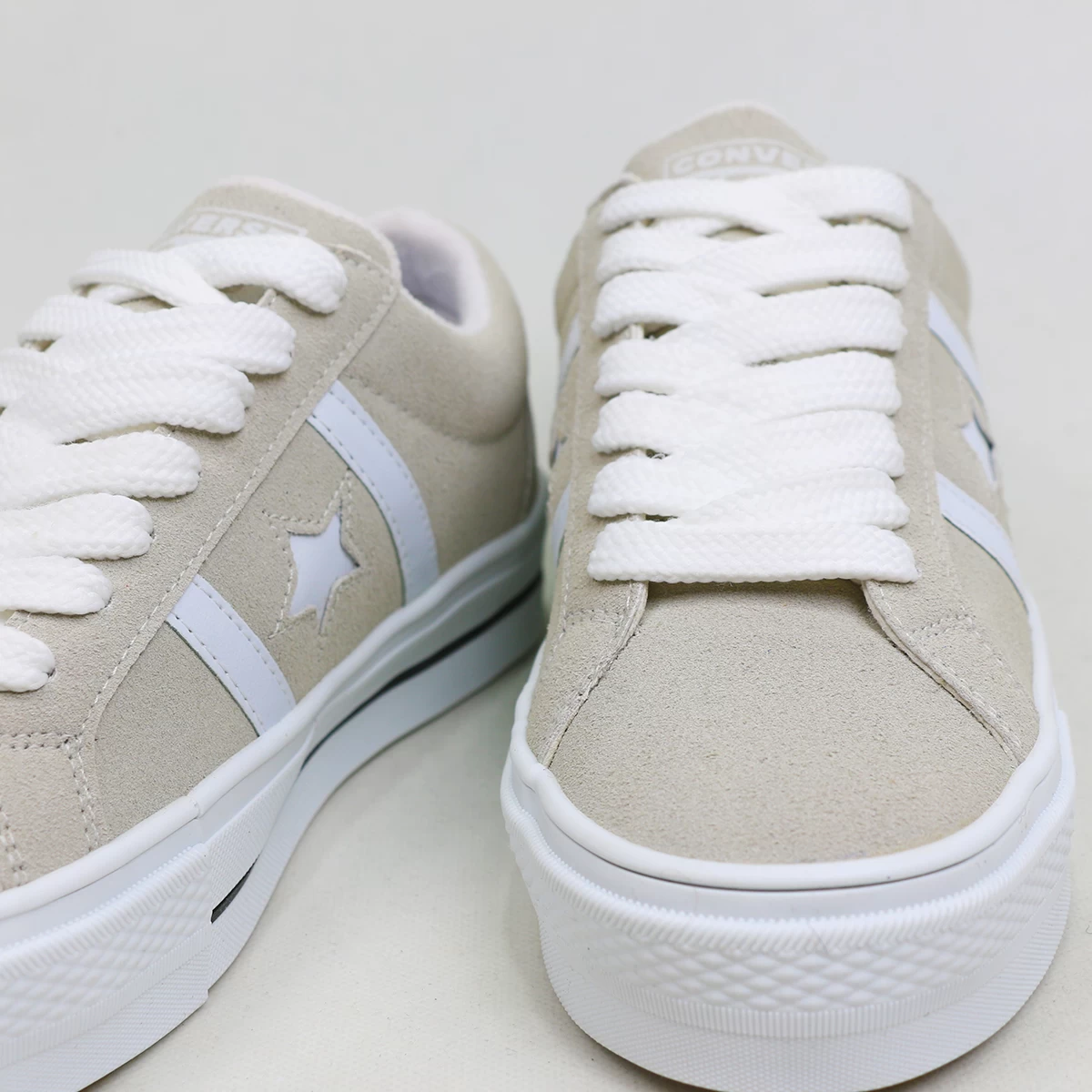 کتانی کانورس کرمی سفید Converse